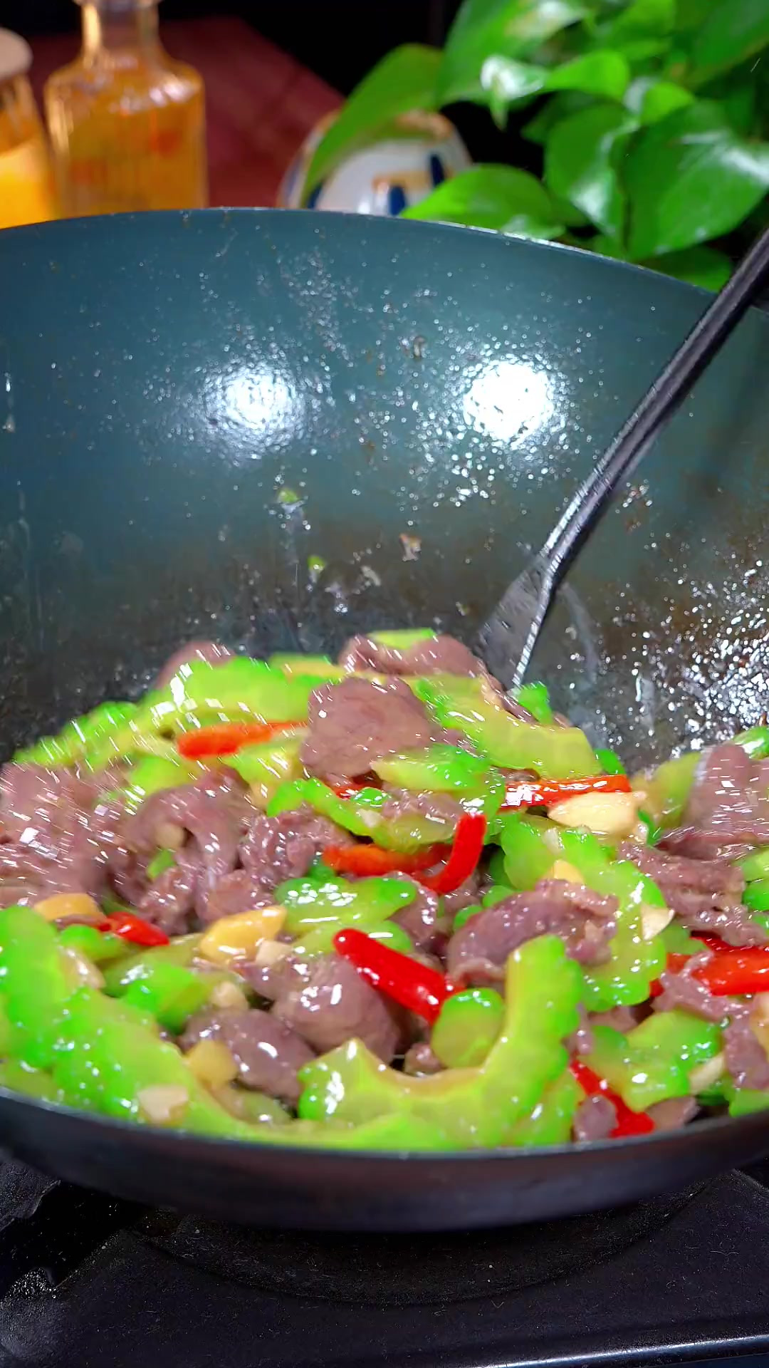 天热的时候来上一盘这样的苦瓜炒牛肉,清脆爽口,好吃不上火