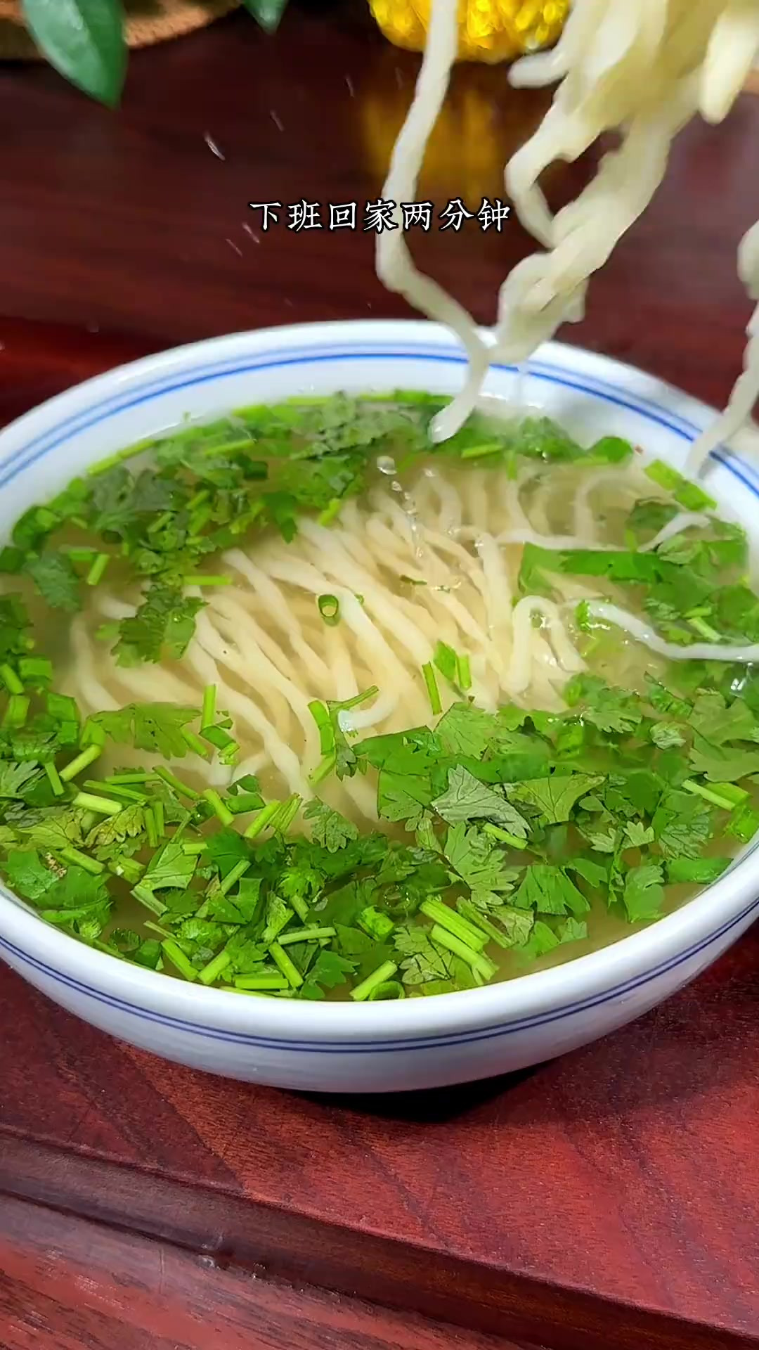 下班回家几分钟就可以搞定一碗地地道道的兰州牛肉面，味道跟外面