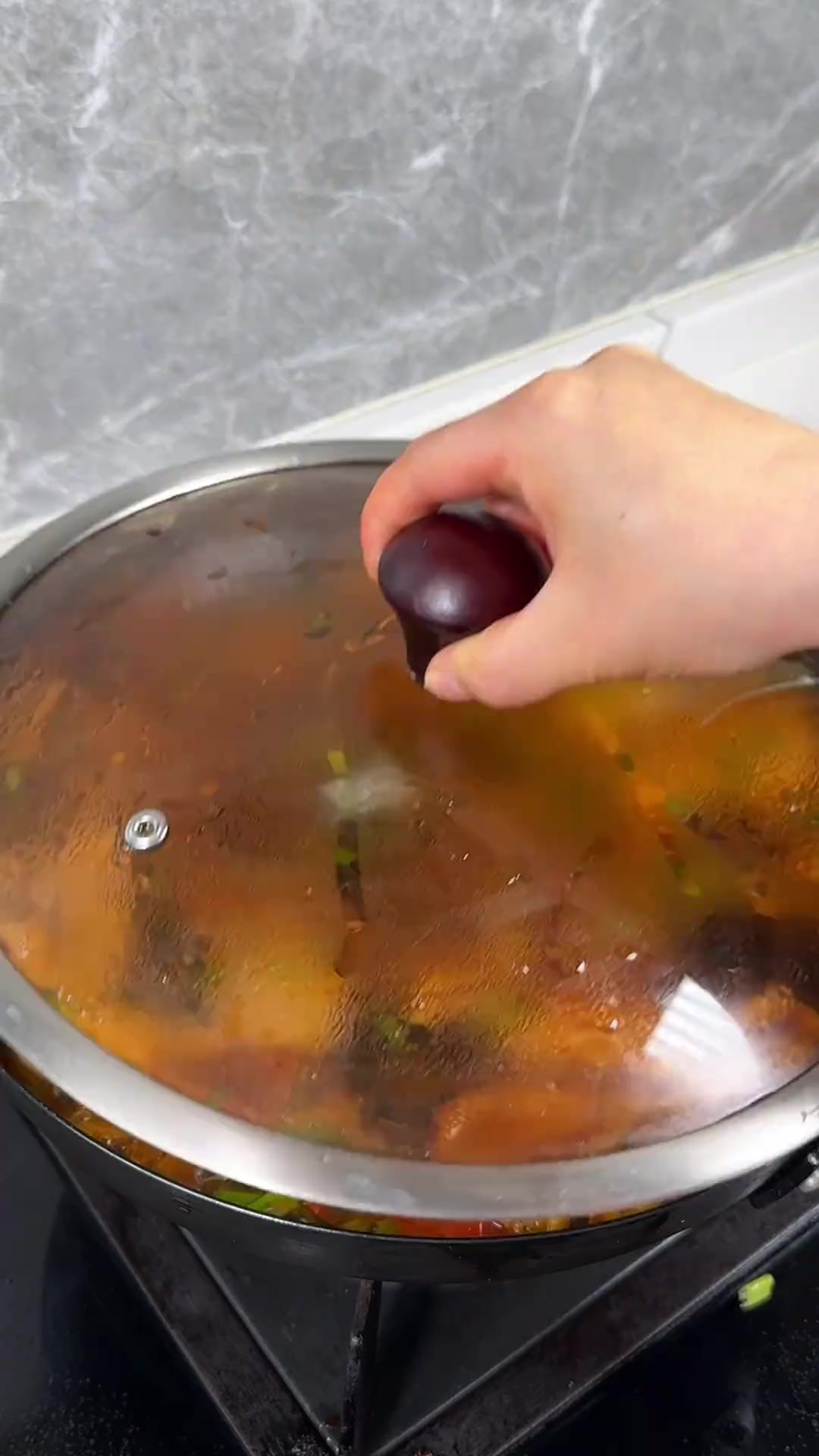 香喷喷热乎乎的砂锅菜，有肉有菜又有汤，配上馒头或者米饭，真的