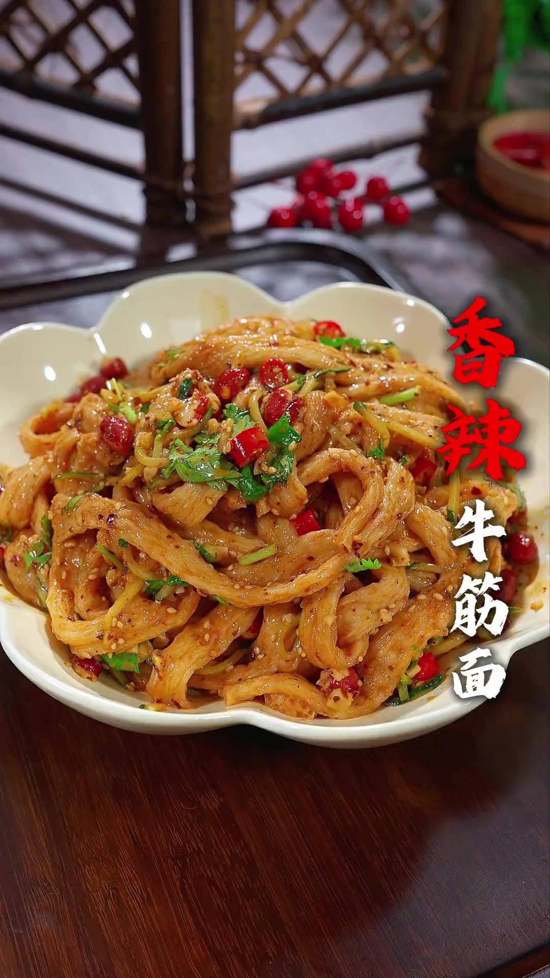 天儿热,不想做饭,可以像我这样,做一盆酸辣牛筋面,酸酸辣辣的