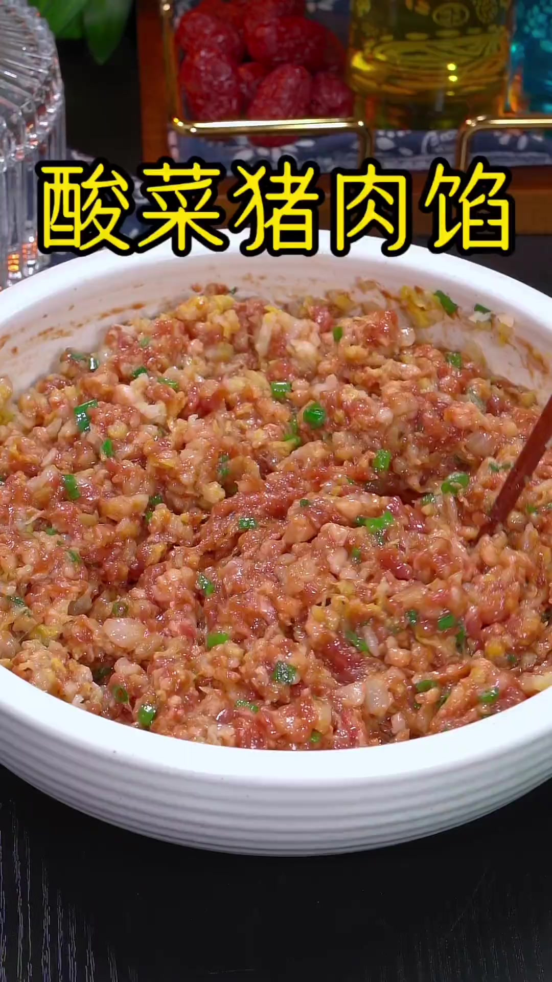 东北酸菜猪肉饺子馅，很多人不会做，今天就把我三十年的大厨秘方