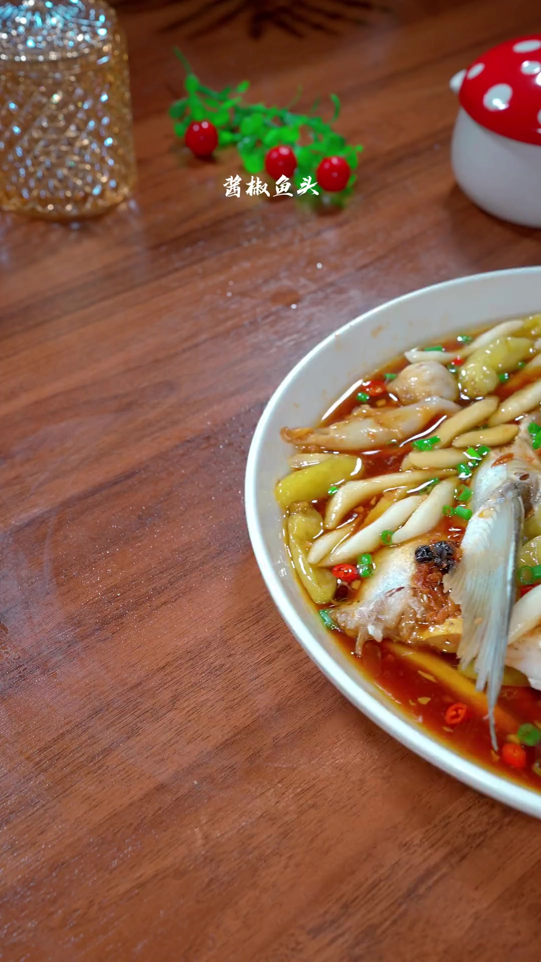 酱椒鱼头，是我们温州各个大排档里非常热门的一道特色菜，鲜鲜辣