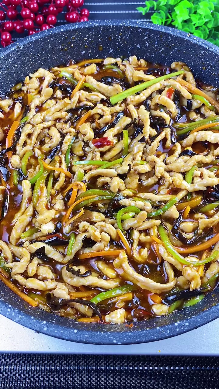 四川名菜鱼香肉丝，肉丝嫩滑，酸甜开胃~