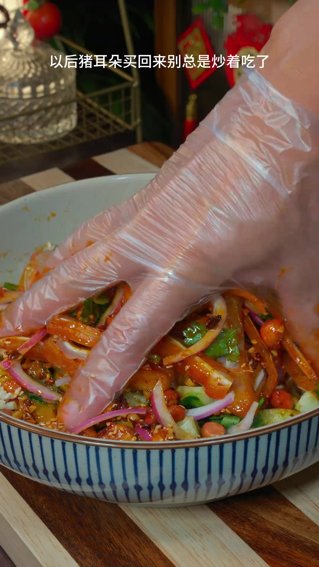 夏天越来越热，各种凉拌菜少不了的油泼辣子来了，地道的川香味