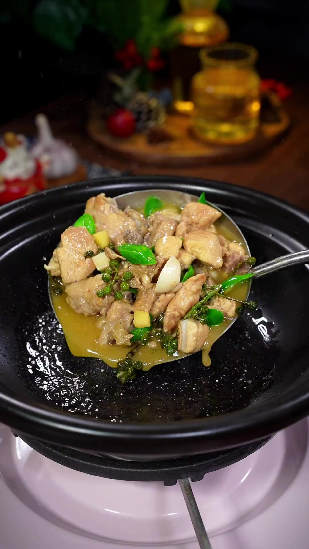 爱吃麻辣的朋友，这个重庆的花椒鸡你可以试试，麻辣鲜香又嫩滑