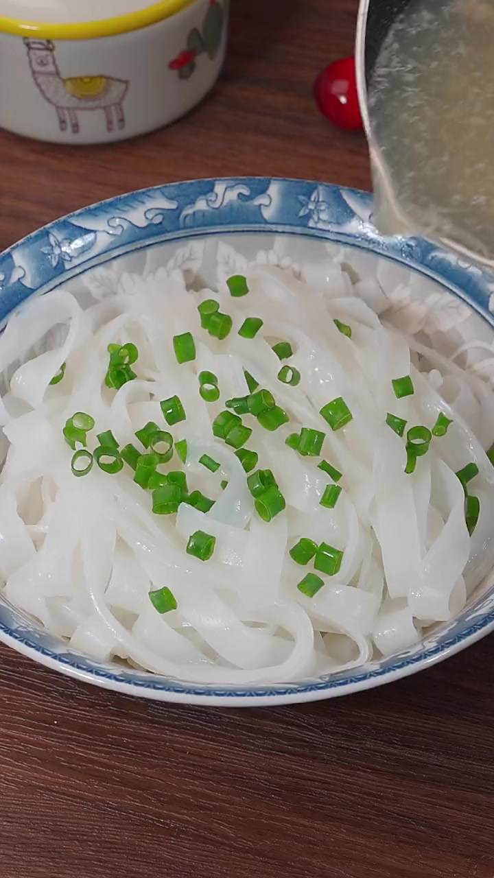 广东人偏爱的猪杂汤河粉！简单易做 早餐少不了啊