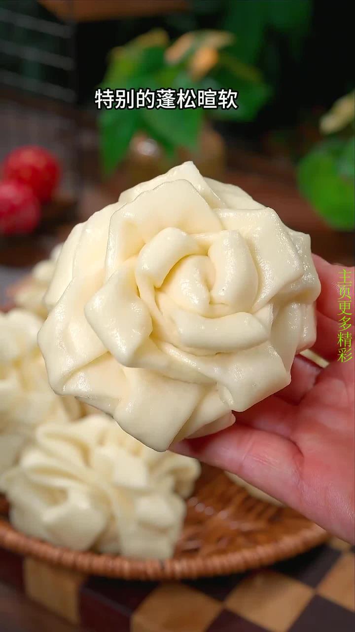 今天我蒸了一锅好看又好吃的小花馒头,特别的蓬松暄软,全家人都非常喜欢,这个绝对是