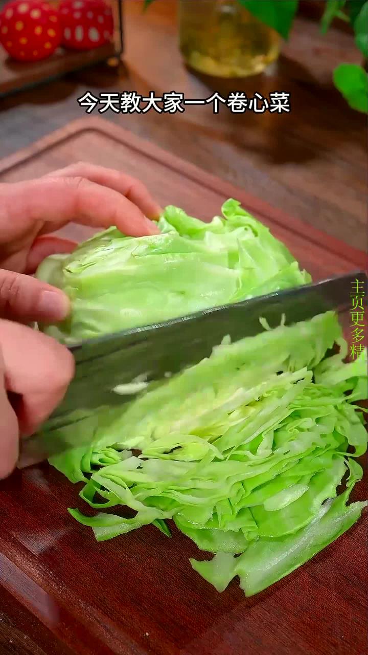 家人们卷心菜不要总炒着吃了,今天教大家一个卷心菜超级好吃的做法,而且做法简单快速