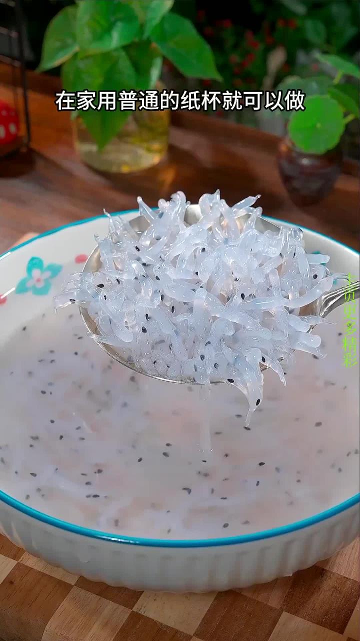 夏天非常火爆的凉虾,制作制作方法来了!喜欢吃甜的就就放点糖,喜欢吃香辣的就调个料
