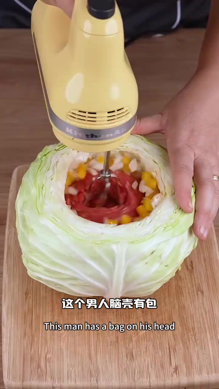 男人买来大白菜不吃，用来做生日蛋糕