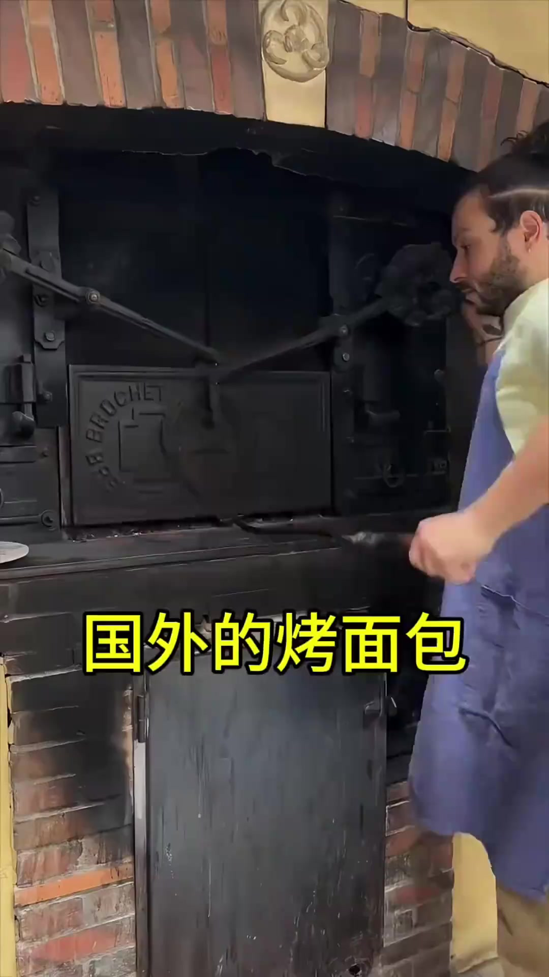 外国男子正在制作烤面包