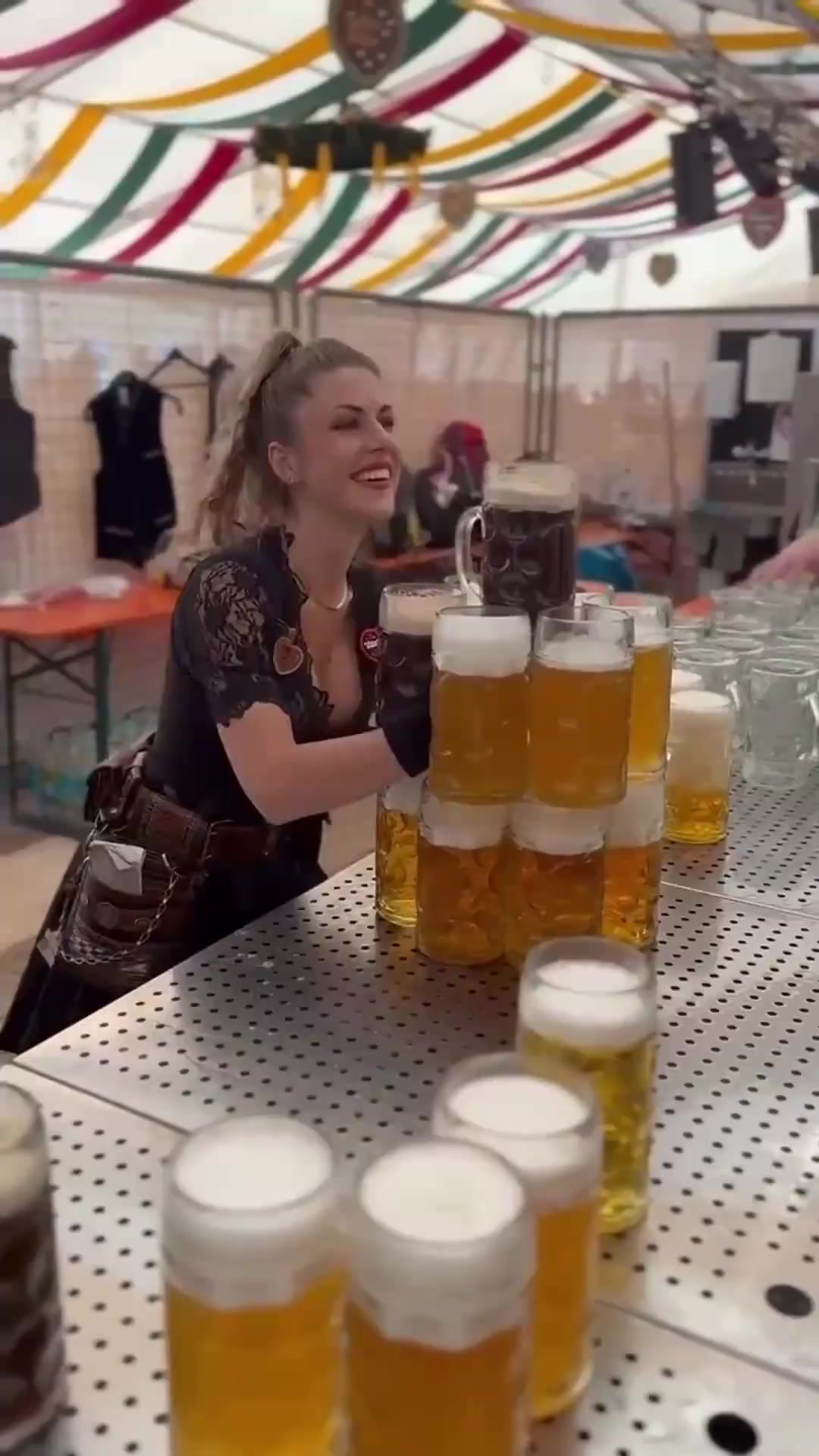 国外的牛人老板娘,一起拿走这么多扎啤杯