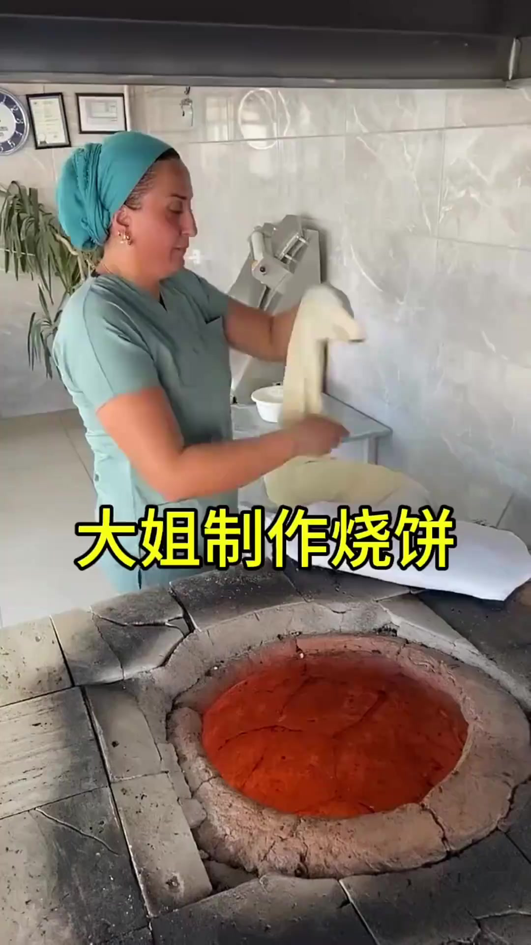 大姐自己家里面制作着烧饼