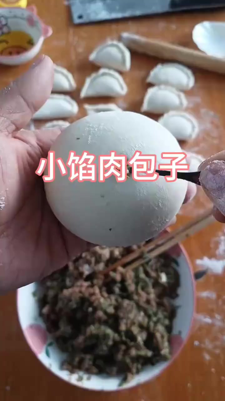 这要不是看到他放的一勺肉,不用放大镜都找不到呀
