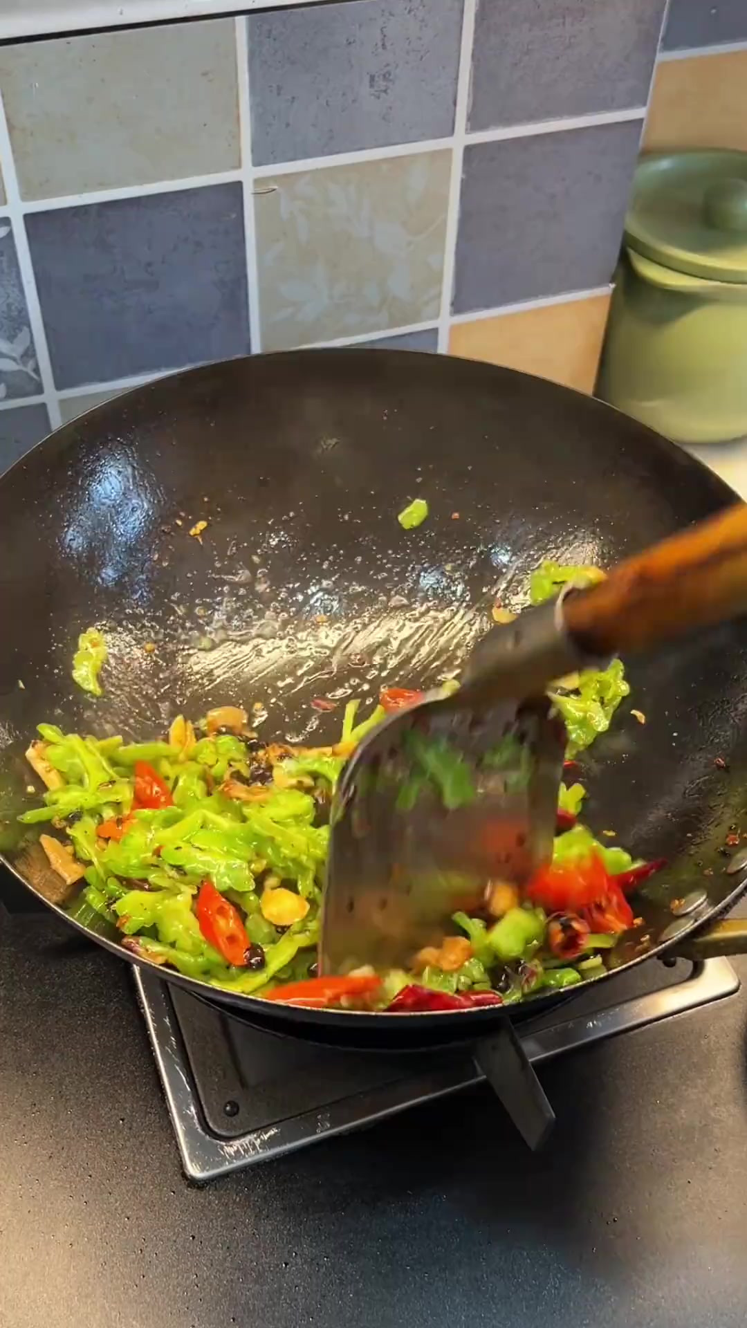 今天很具有江西特色的豆豉炒苦瓜真的推荐给姐妹,苦瓜脆脆的香香