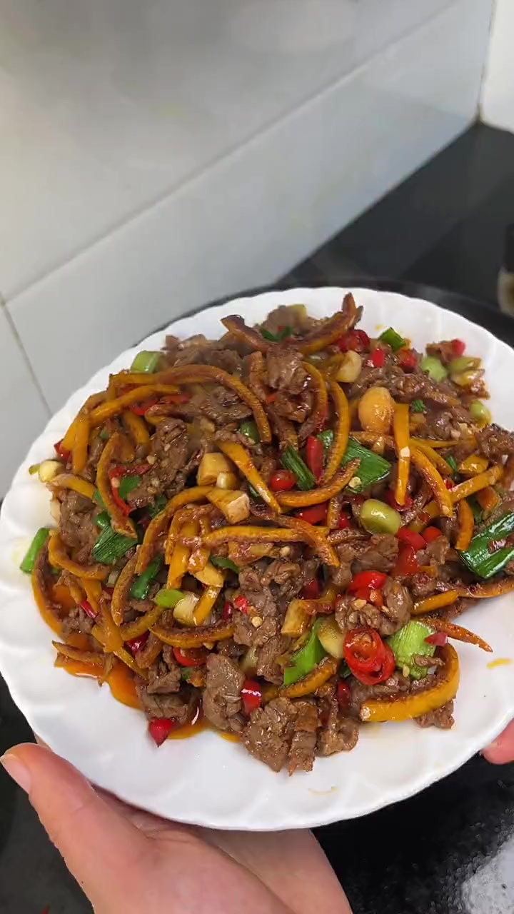 特别推荐这个橘子皮炒牛肉哦，真的很好吃！牛肉吃起来有橘子的清