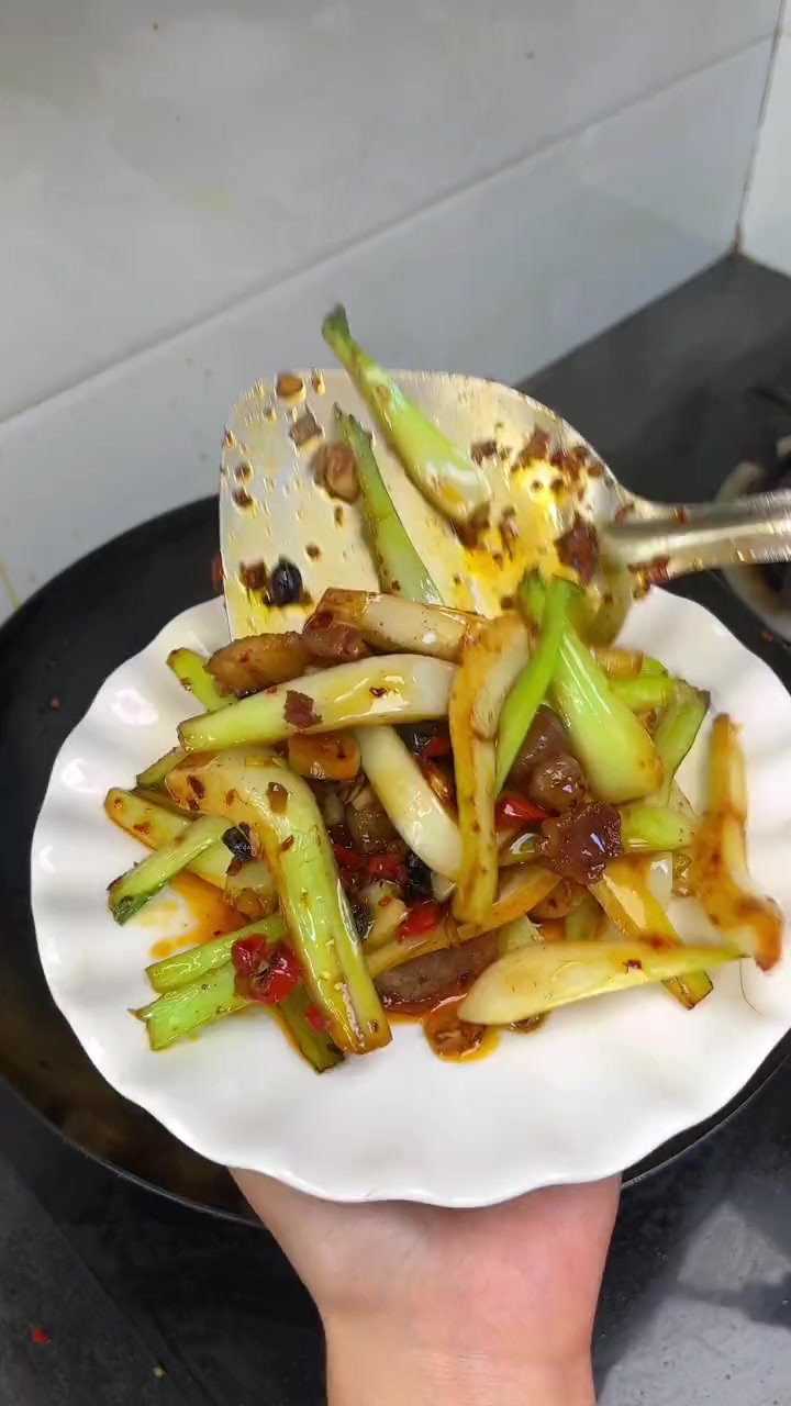 冬天我们江西省必吃的青菜梗炒肉，可以称之为江西省省菜！