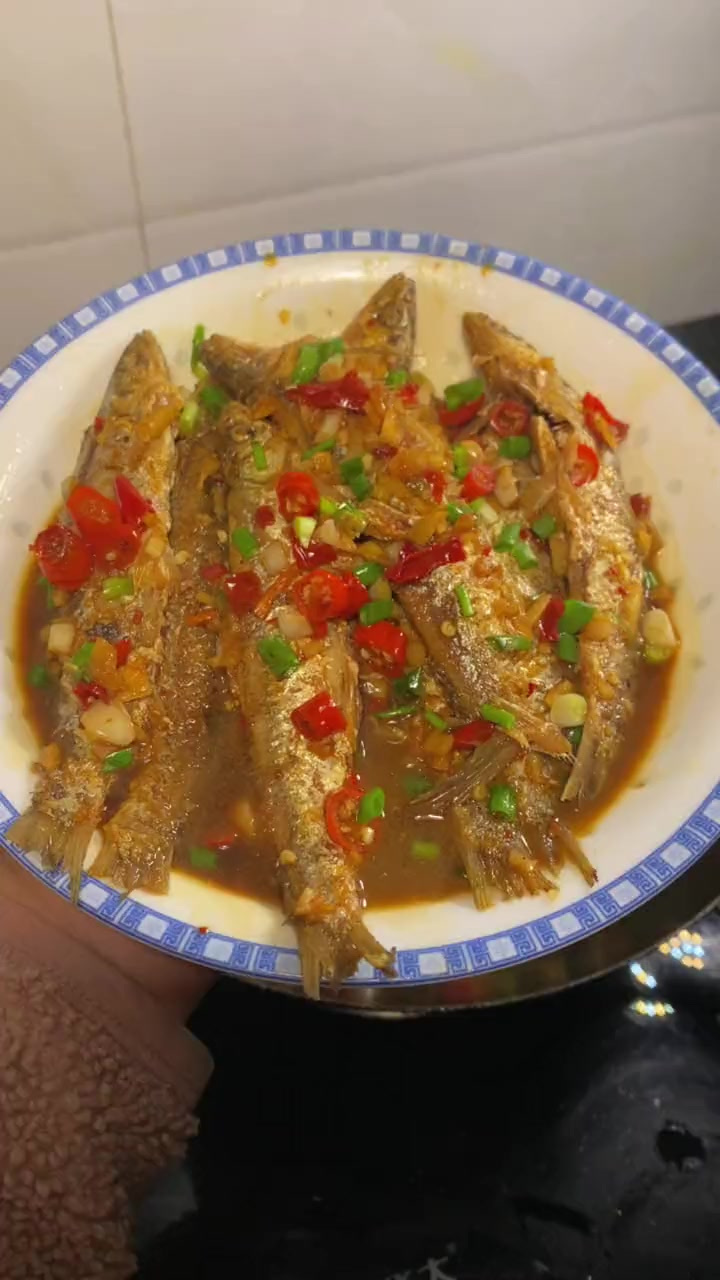 家里有餐条就跟着我一起做吧！鱼肉细嫩肉多！香辣入味