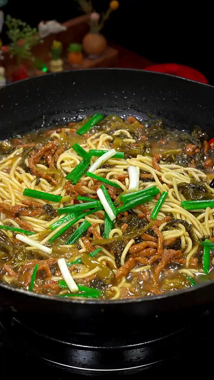 天热不想做饭烧菜的时候，您就像我这样做一碗酸菜肉丝面。酸辣开