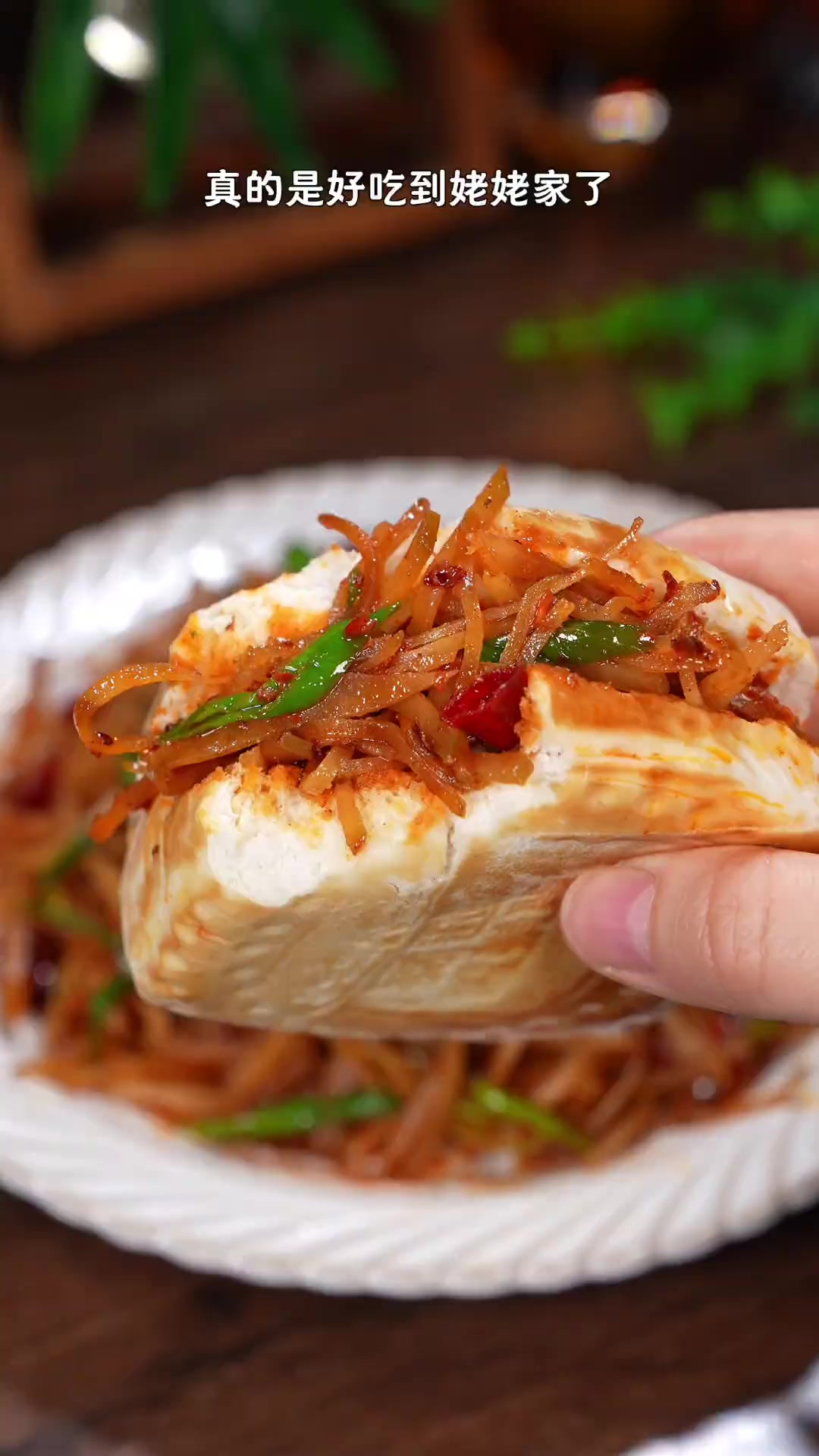 小时候顿顿都离不开的油泼咸菜,清脆爽口酱香味十足,夹馍配稀饭