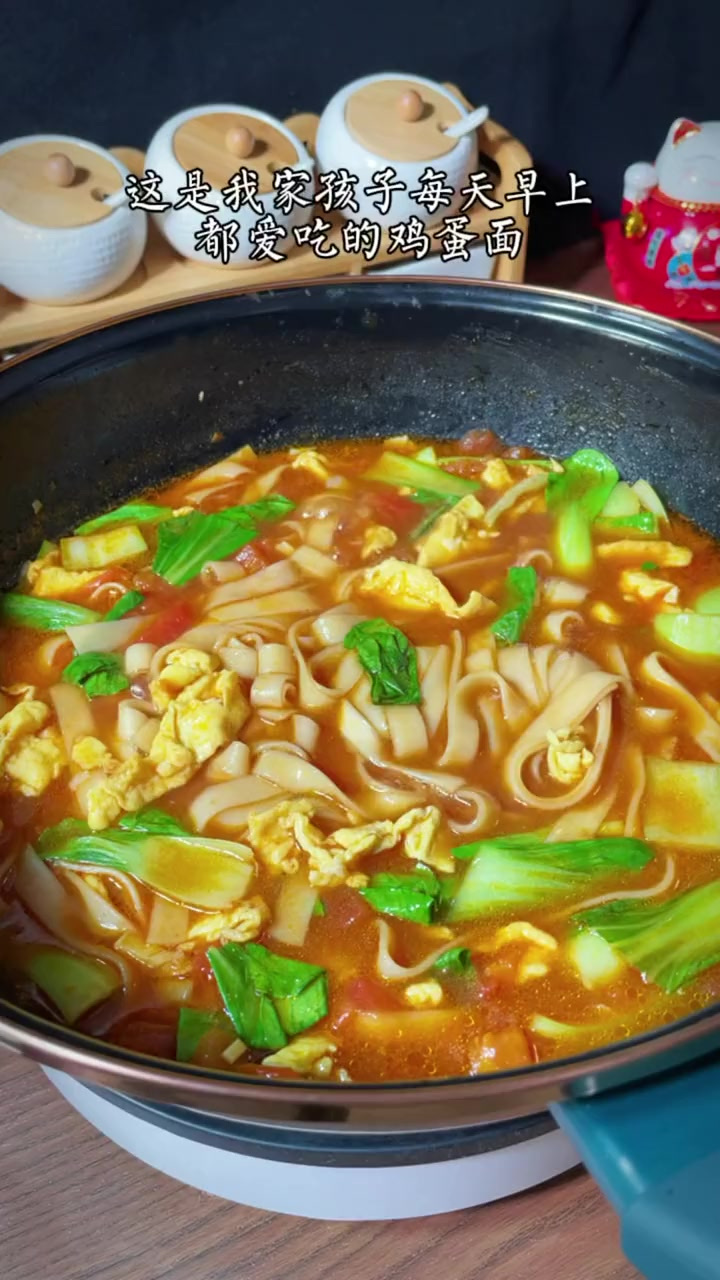我家孩子最喜欢吃这个早餐鸡蛋面了，每天早上来一碗暖心又暖胃