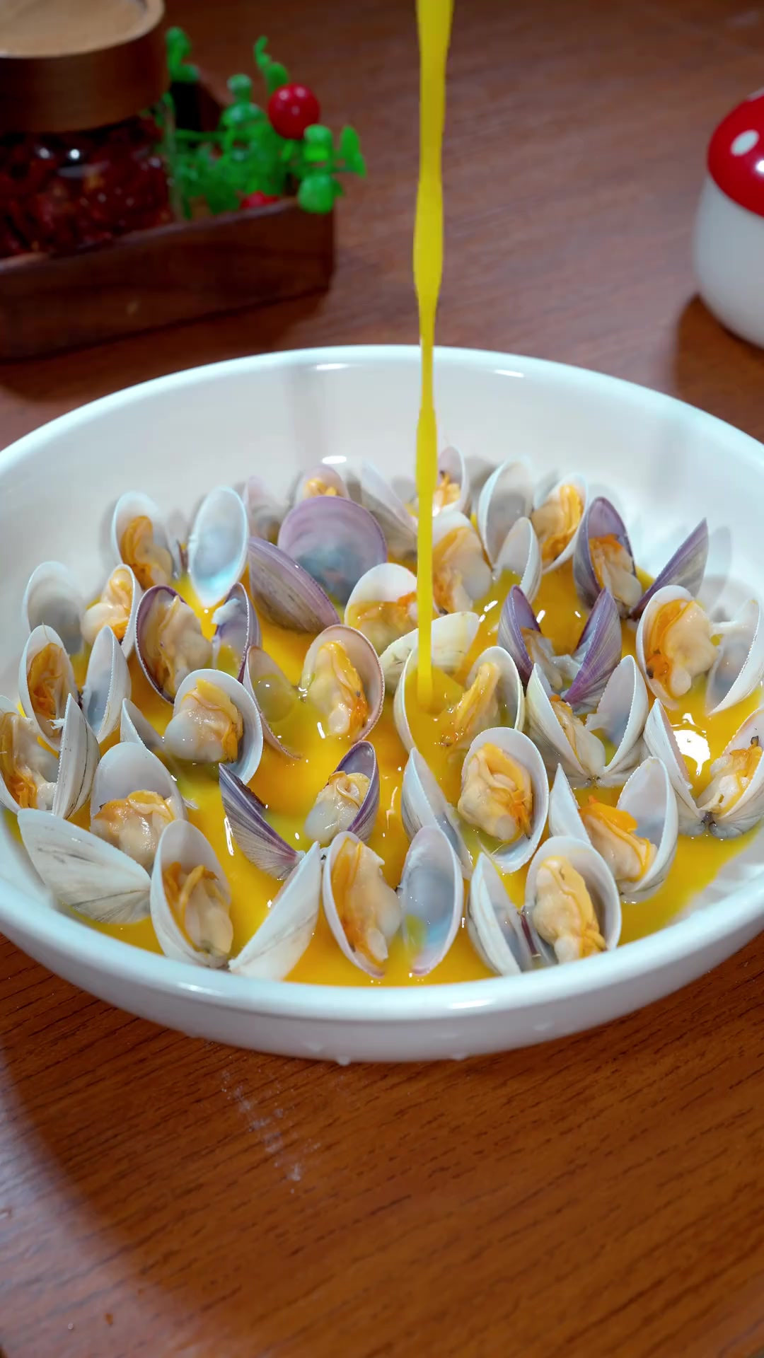 蛤蜊蒸蛋做法 大家注意看,往蛤蜊中加入鸡蛋液,出锅您将解锁年