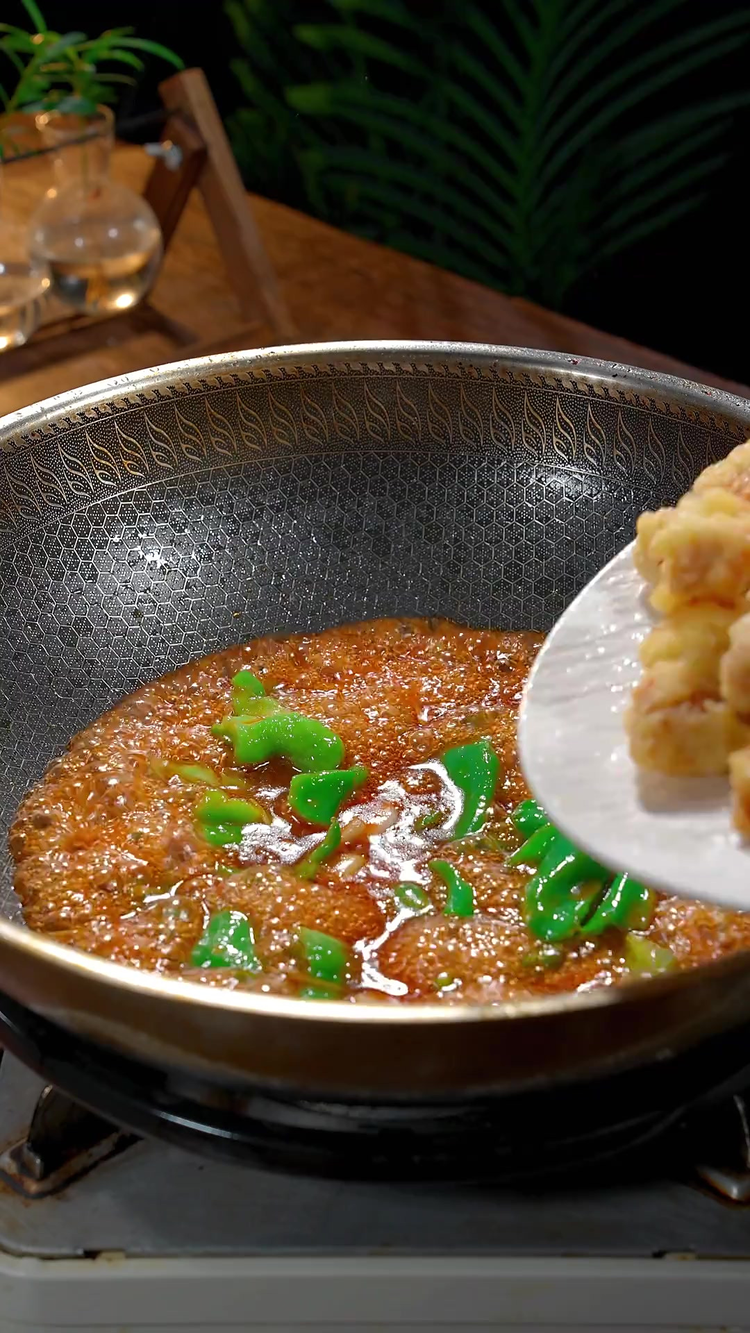 在我们东北，做年夜饭的时候都喜欢做这道糖醋溜肉段，口感焦香酥