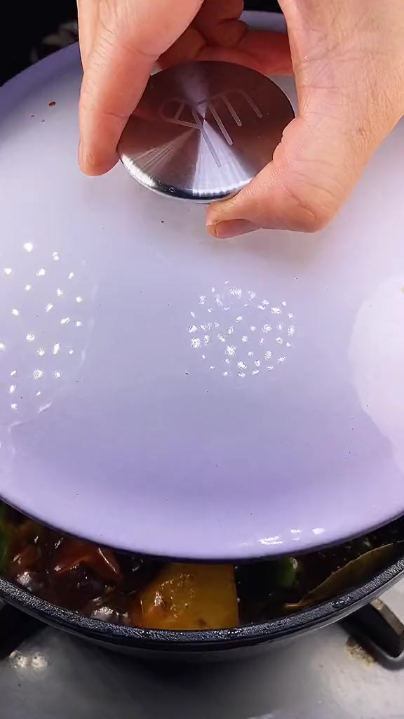 你知道吗家常版黄焖鸡做法，“酱”和“焖”是关键！