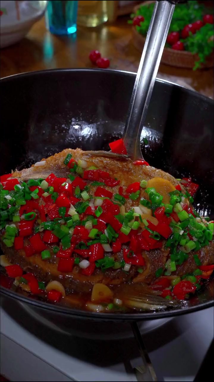 红烧鳊鱼这样做美味又下饭，汤汁都能泡三碗米饭