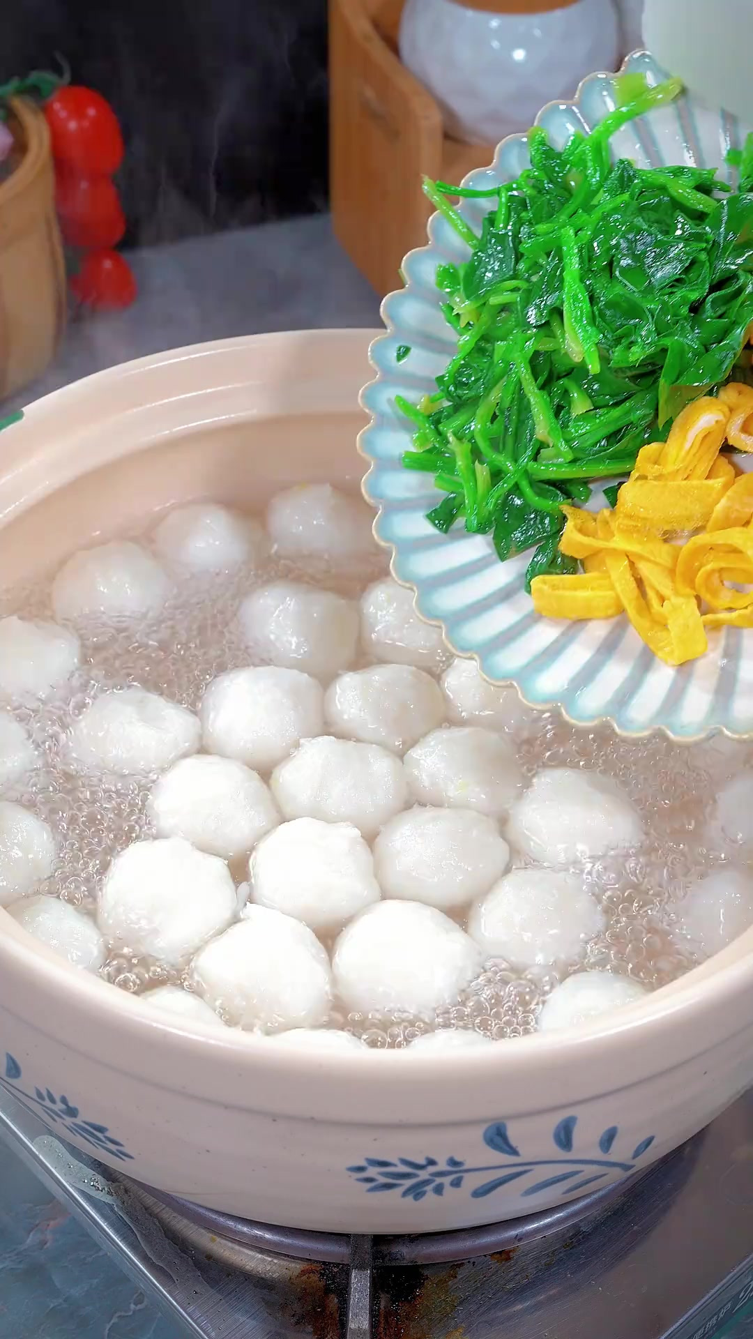 因为孩子喜欢,所以这天气冷我经常做这个鱼丸汤,汤鲜味美,还不