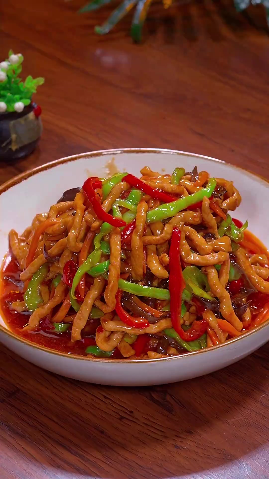 很多人都喜欢吃饭店里的鱼香肉丝，可是在家总是做不好，今天我就