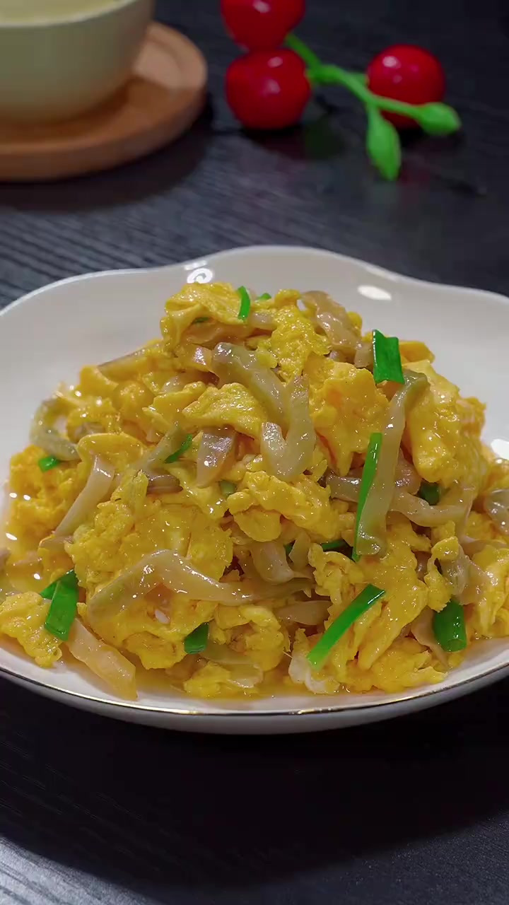 家里没有好菜的时候，我都会做这道榨菜炒鸡蛋，鲜香美味好吃又下