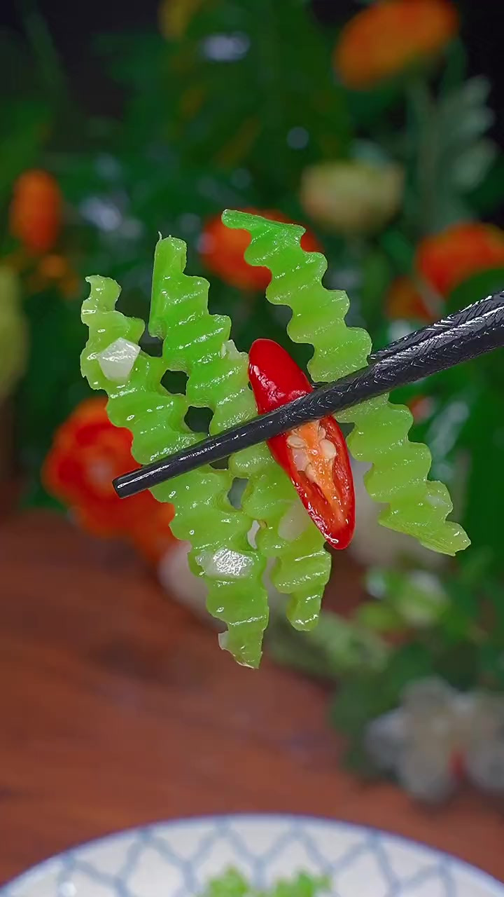 过年的餐桌上不能总是大鱼大肉，你就像我这样做道清炒莴笋，不仅