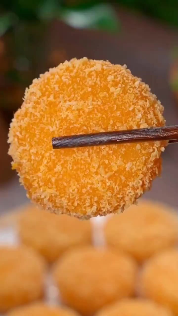 家里孩子要是想吃南瓜饼了，你就这样做，外表酥脆，里面香甜软糯