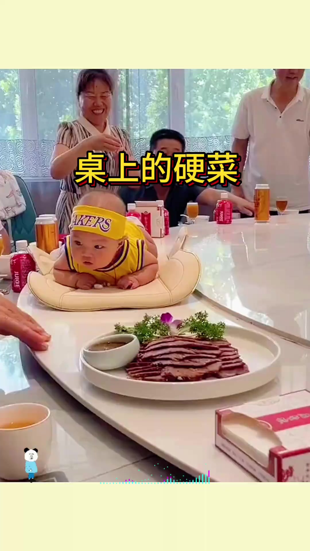 家庭聚会上意外现千万硬菜,朋友们笑而不买单,引发一场搞笑风波