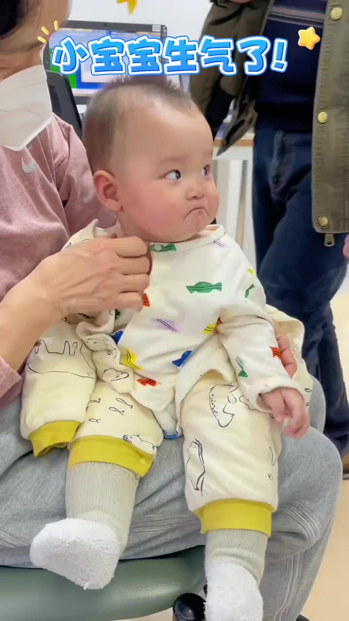小宝宝生气的样子好可爱呀!