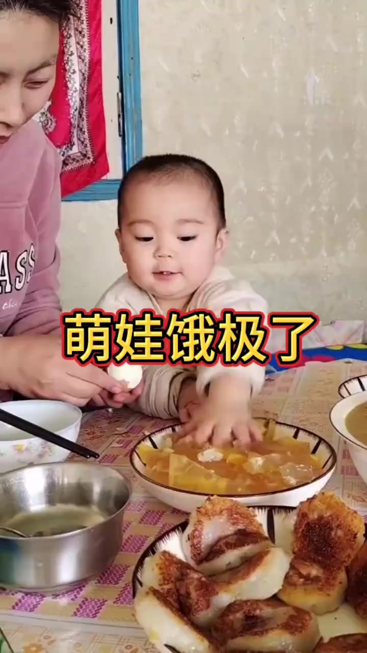 这个故事的标题可以是:鸡蛋壳下的小淘气:萌娃的突袭