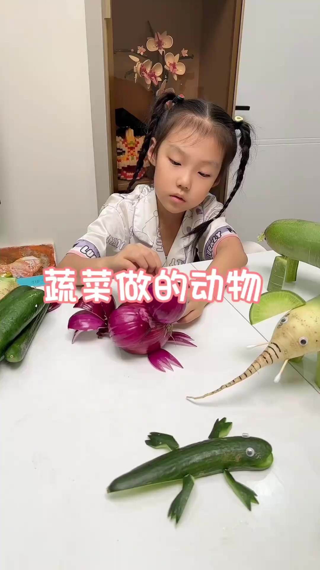 爸爸做菜遭遇“萌娃作妖”,小动物蔬菜画风独特太有才!