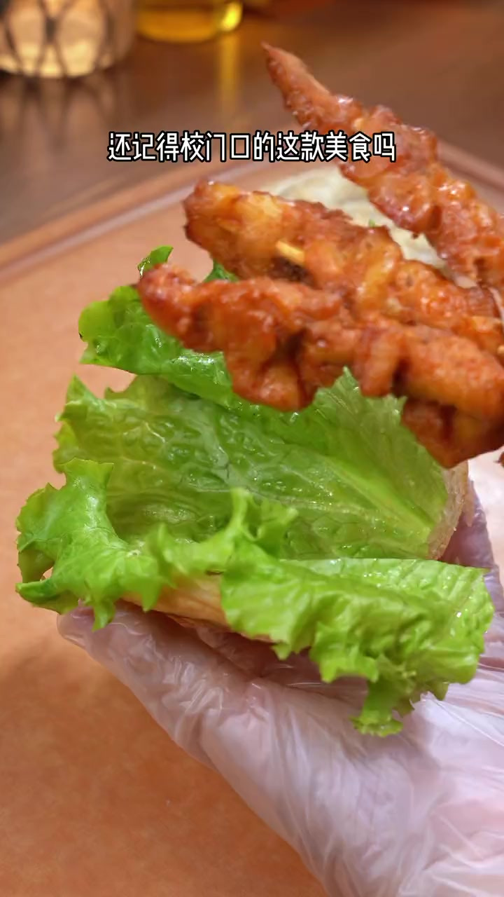 还记得校门口的铁板里脊肉烤饼吗?不需要和面,轻松搞定!咬上一