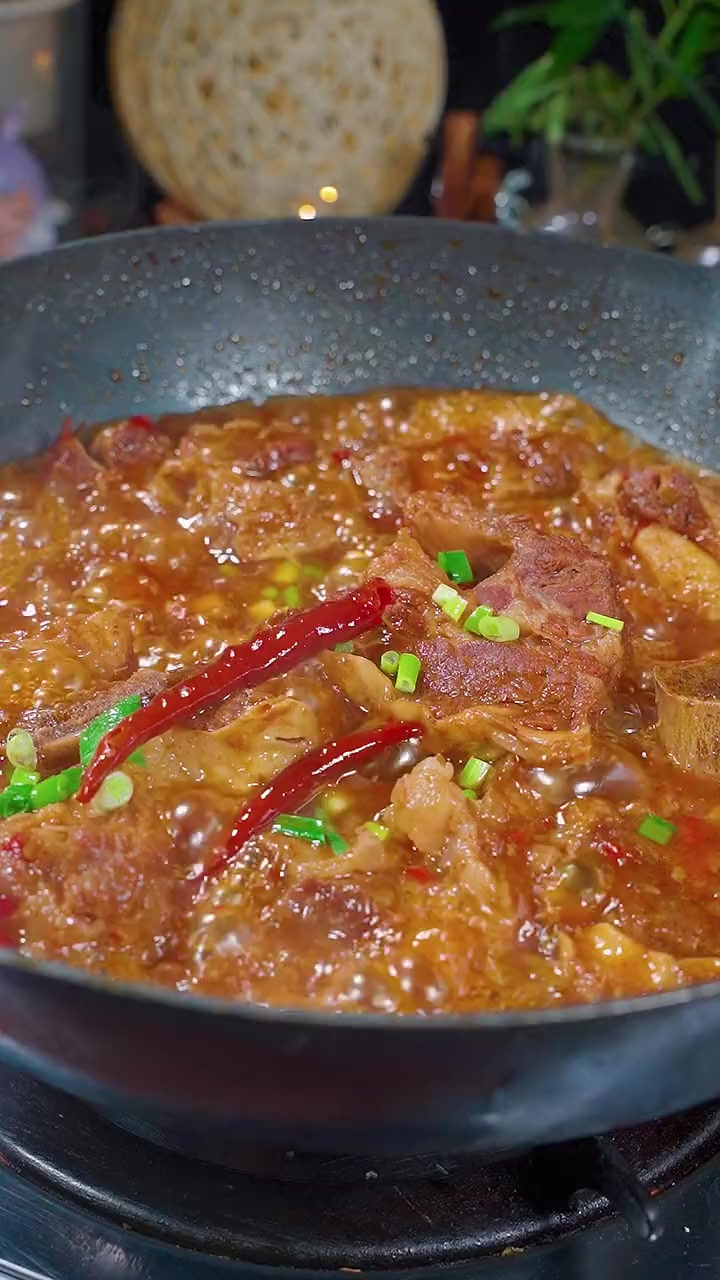 很多人看到牛排骨买回来不知道怎么做,今天分享简单好吃的红焖牛