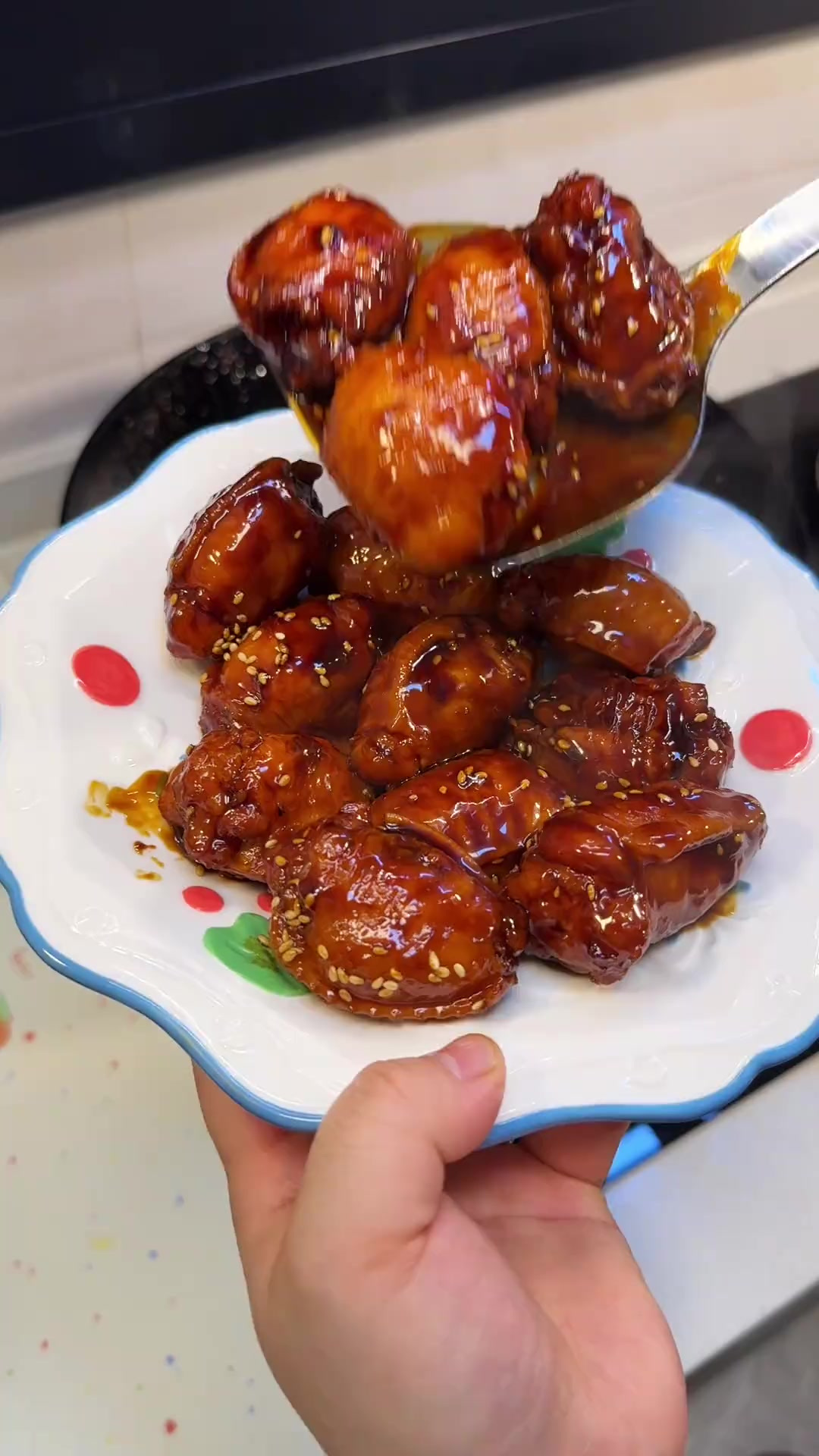 年夜饭桌上一定要试试这道可乐鸡翅包虾滑!鸡翅不腥不柴,咬下去