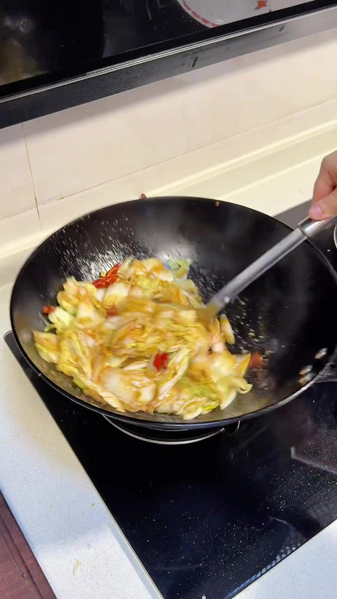 又到了每年冬天吃白菜的季节,像我这样做这个酸辣白菜,简单好做