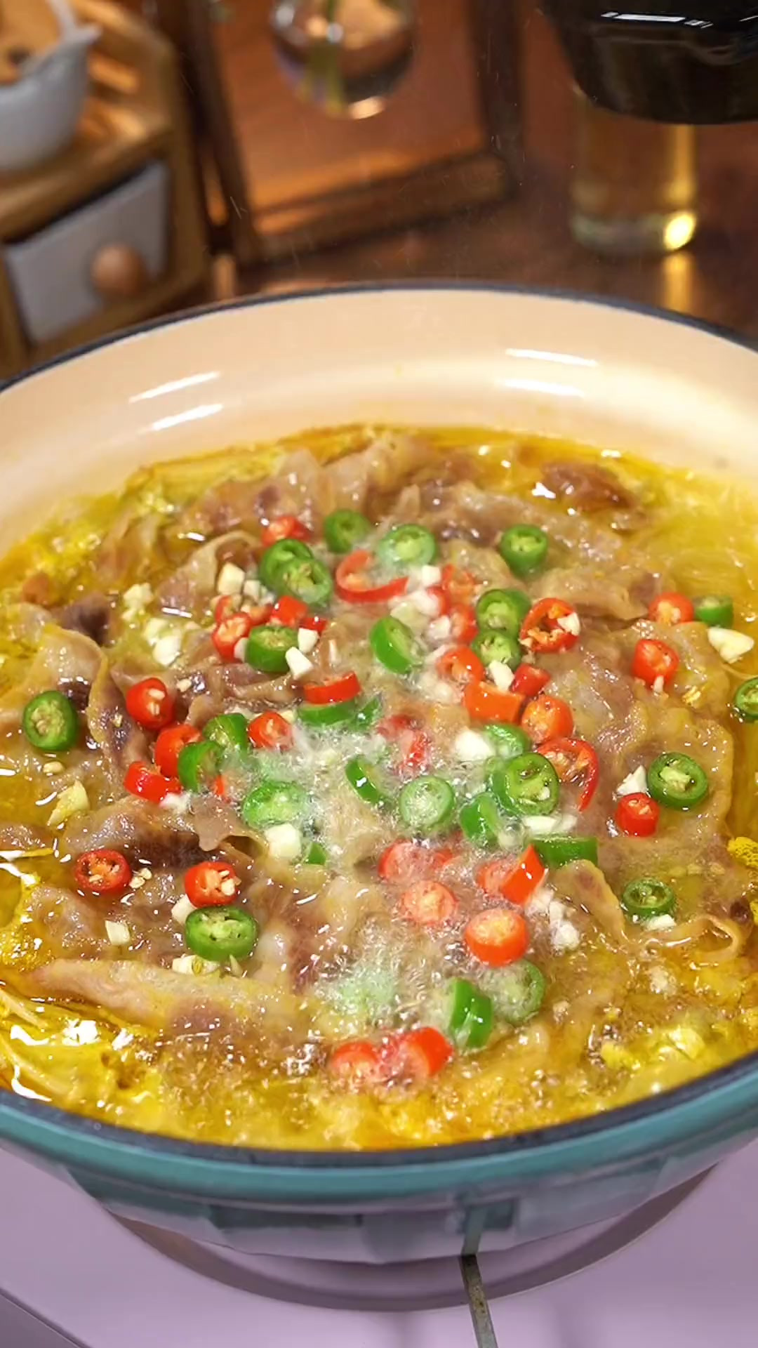 天气这么冷,来一锅热乎乎的酸汤肥羊吧!酸辣过瘾,太满足了!