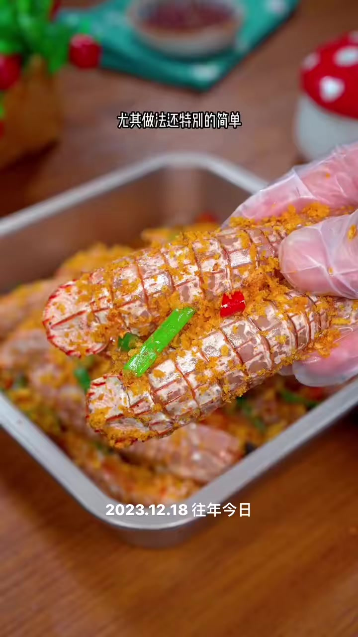 避风塘炒皮皮虾做法 大家注意看，这是香港酒楼桌桌必点的特色菜