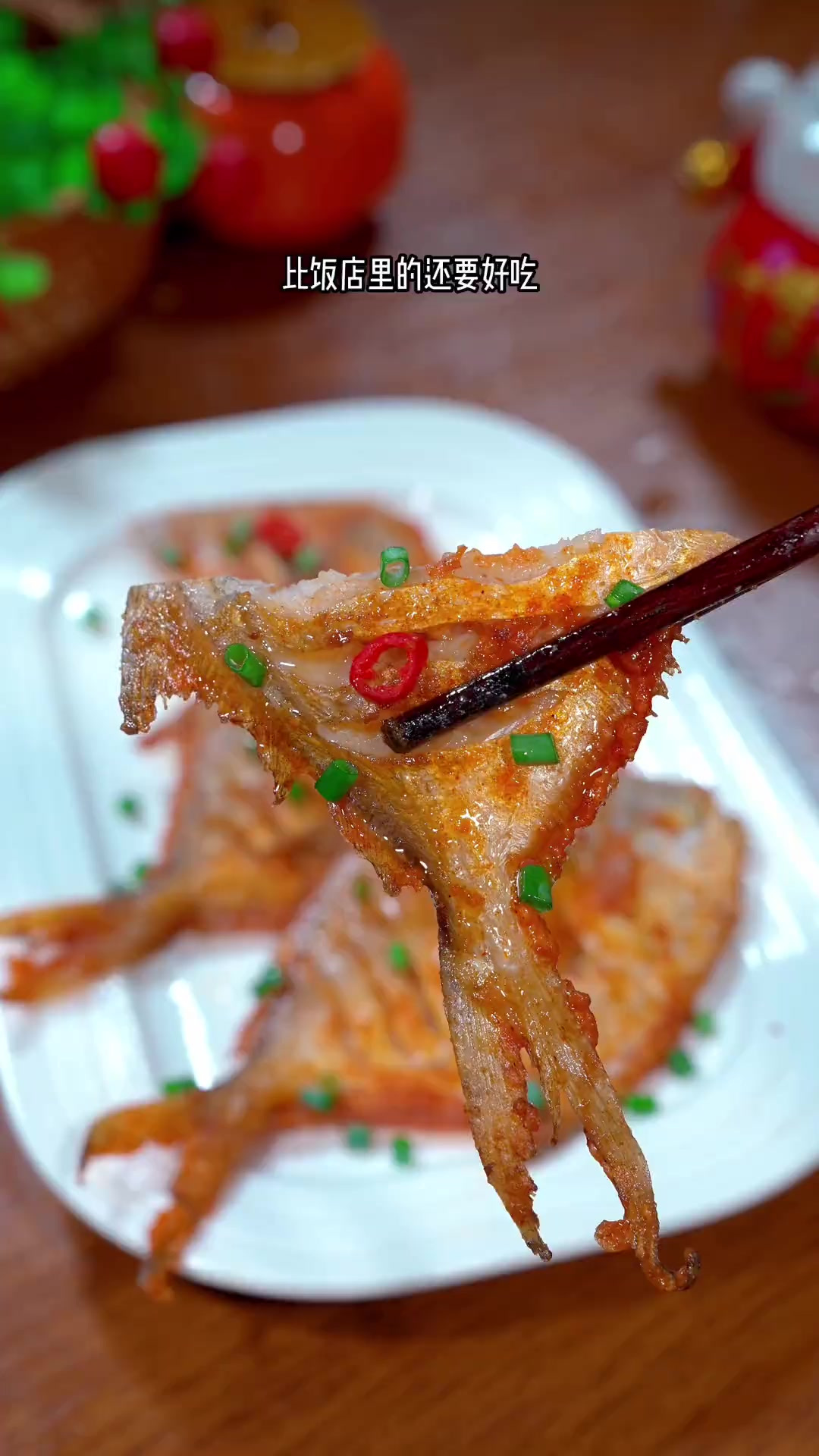 椒盐鲳鱼椒香美味做法简单 现在正是鲳鱼大量上市的季节，把它们