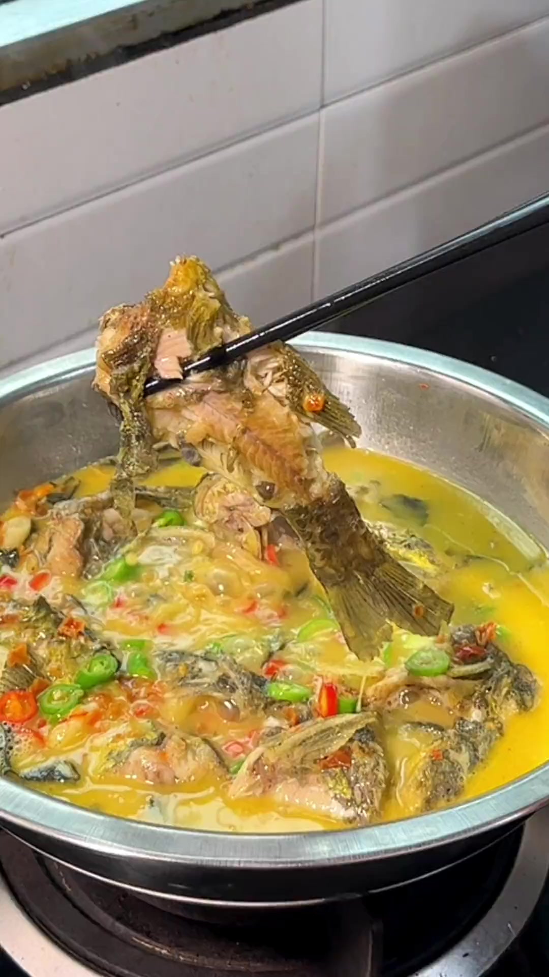 黄焖黄骨鱼,这样煮出来,汤汁浓郁,肉质鲜美,你会了吗