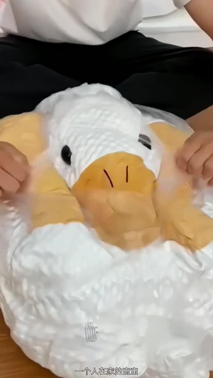 女友非常喜欢的大白鹅,抱着睡觉看书打游戏都很舒服