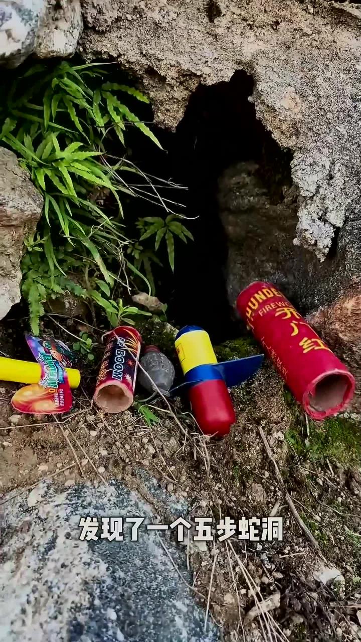 农村娃放鞭炮,这热闹,能把冬天的寒冷 “炸” 得无影踪