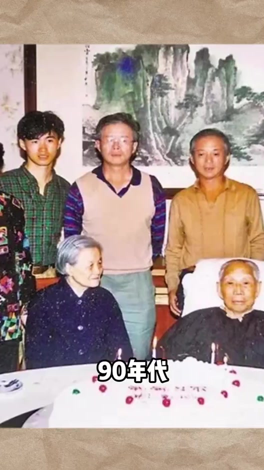 90年代，王震将军与家人的最后一张合影，桌子上摆着生日蛋糕