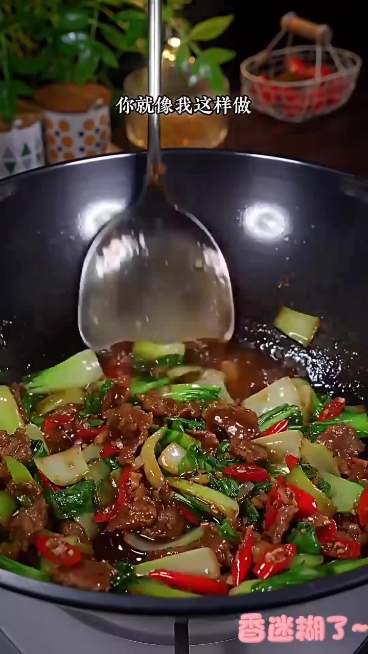 这道上海青炒肉是我家非常喜欢的一道下饭菜,清脆爽口,三碗米饭都不够